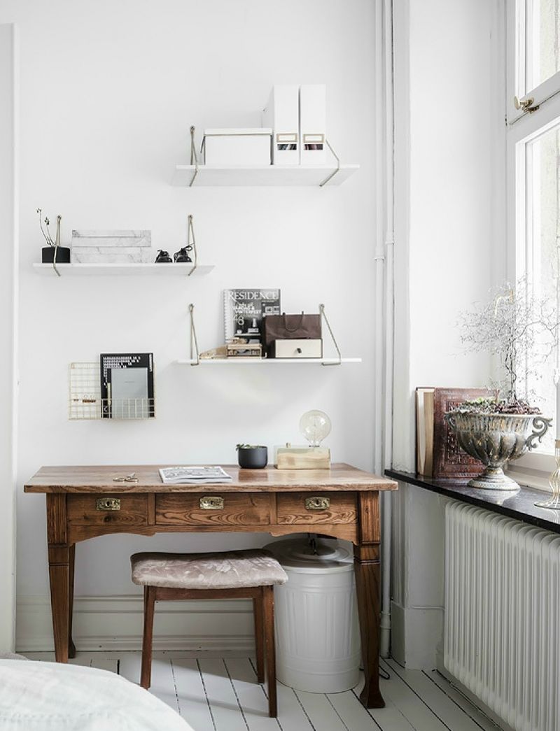 Skandinaavistyylinen kotitoimisto makuuhuoneessa